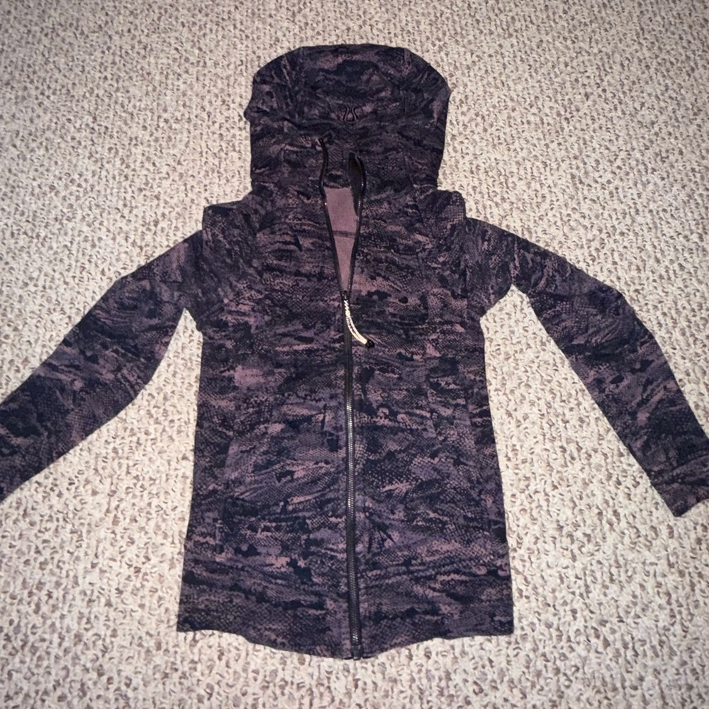 lululemon full zip scuba, size 2. barely worn, perfect condition.